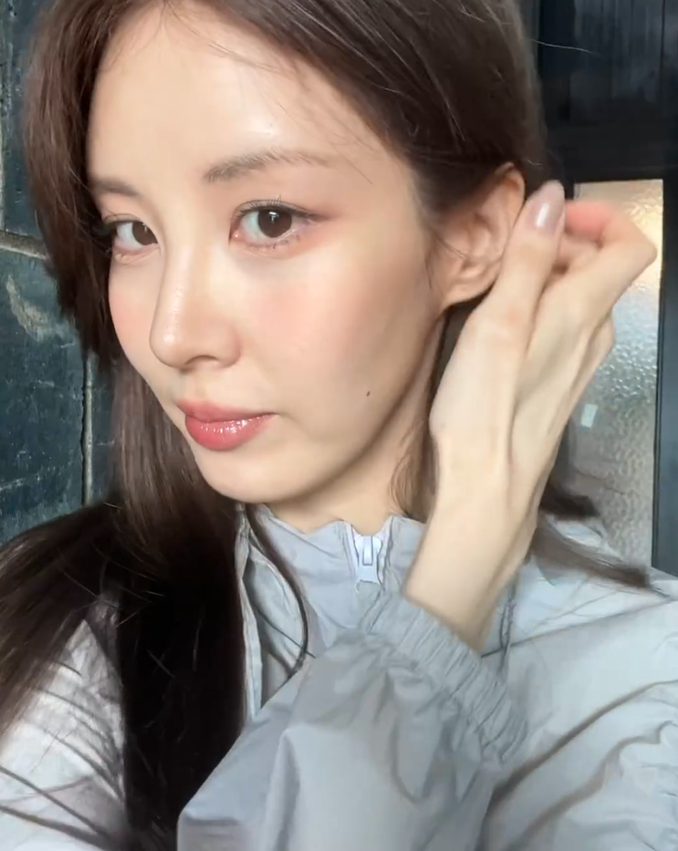  서현이 봄에 선택한 고프코어 감성의 매력적인 여성 롱 자켓 타입 여자 바람막이 코디 추천