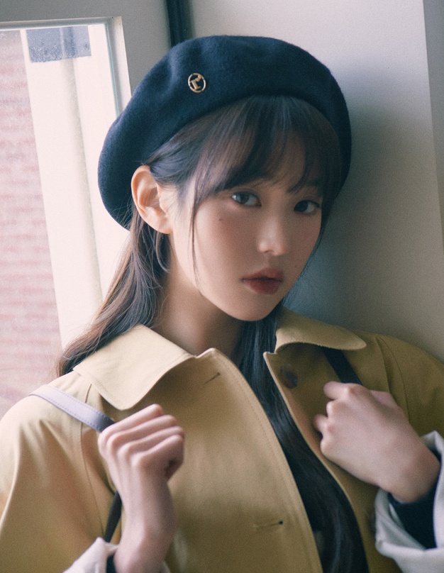  아이브 장원영의 베이지색이 조합된 여자 하프 싱글 트렌치 코트 여성 코디 추천