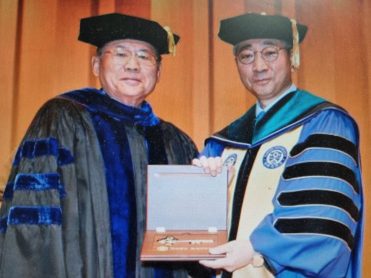 <박명윤 칼럼(24-8)> <b>연세대</b> 윤동섭 <b>총장</b> 부부와 함께 예배