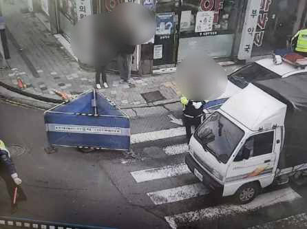 <b>부천</b> 괴안동서 새벽 10cm <b>싱크홀</b> 발생…차량 통제