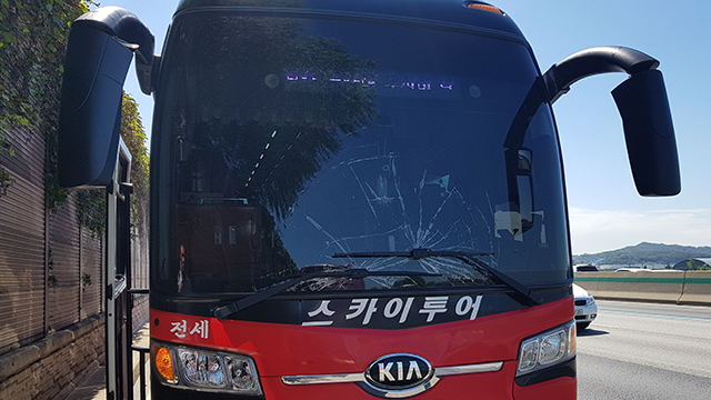 <b>빠진 바퀴 관광버스</b>, 고속도로에서 관광 버스와 관련된... 