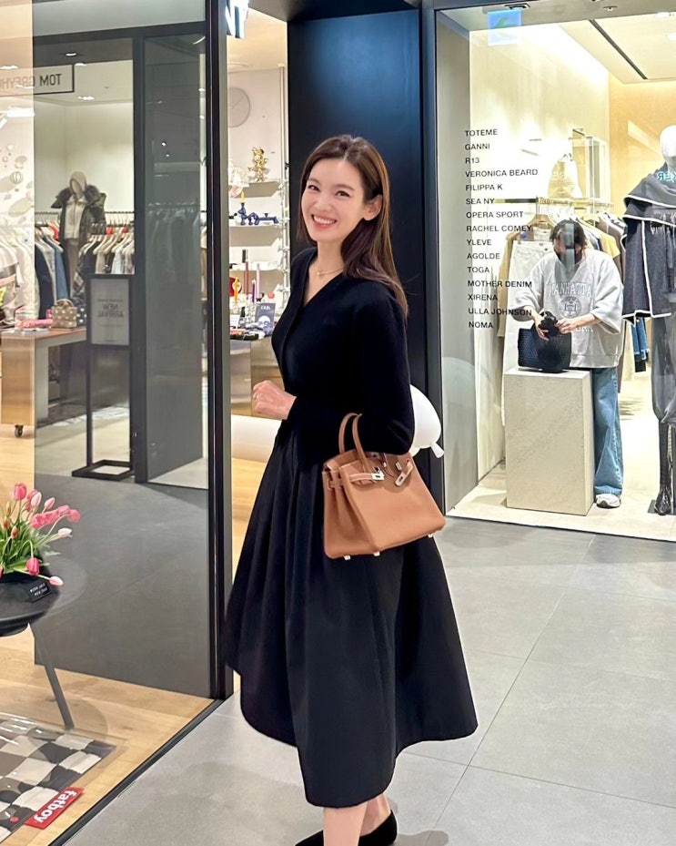  40대 여자 결혼식 하객 룩의 코디를 편하게 만들어줄 A라인 검정 치마 스커트 패션 추천 w. 정가은