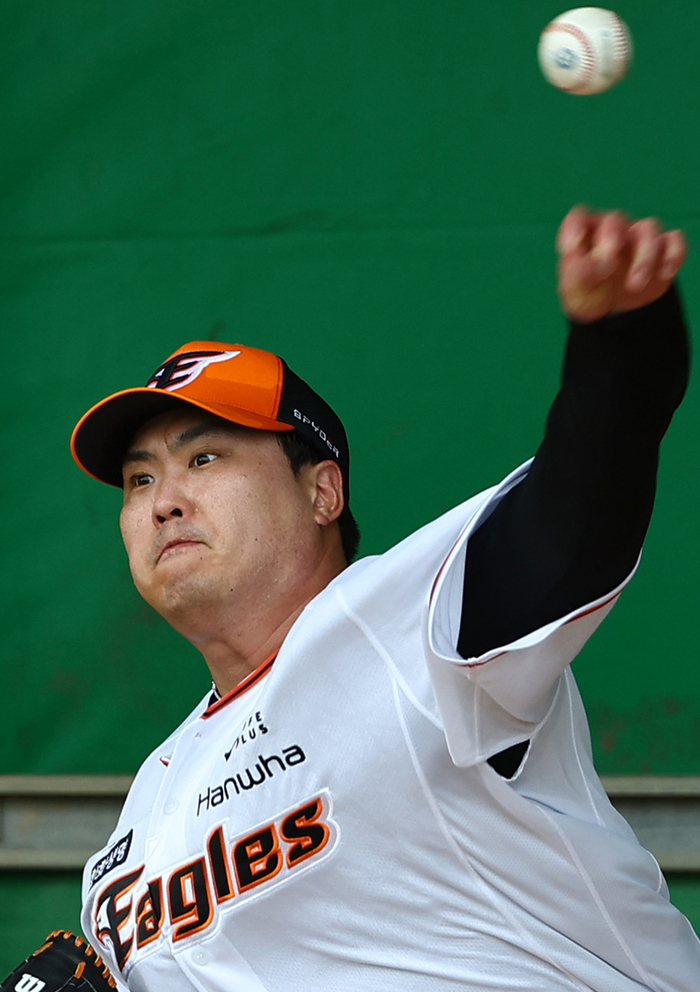 <b>개막전</b> 준비... <b>류현진</b>, 올 시즌 150-160이닝 던질까?