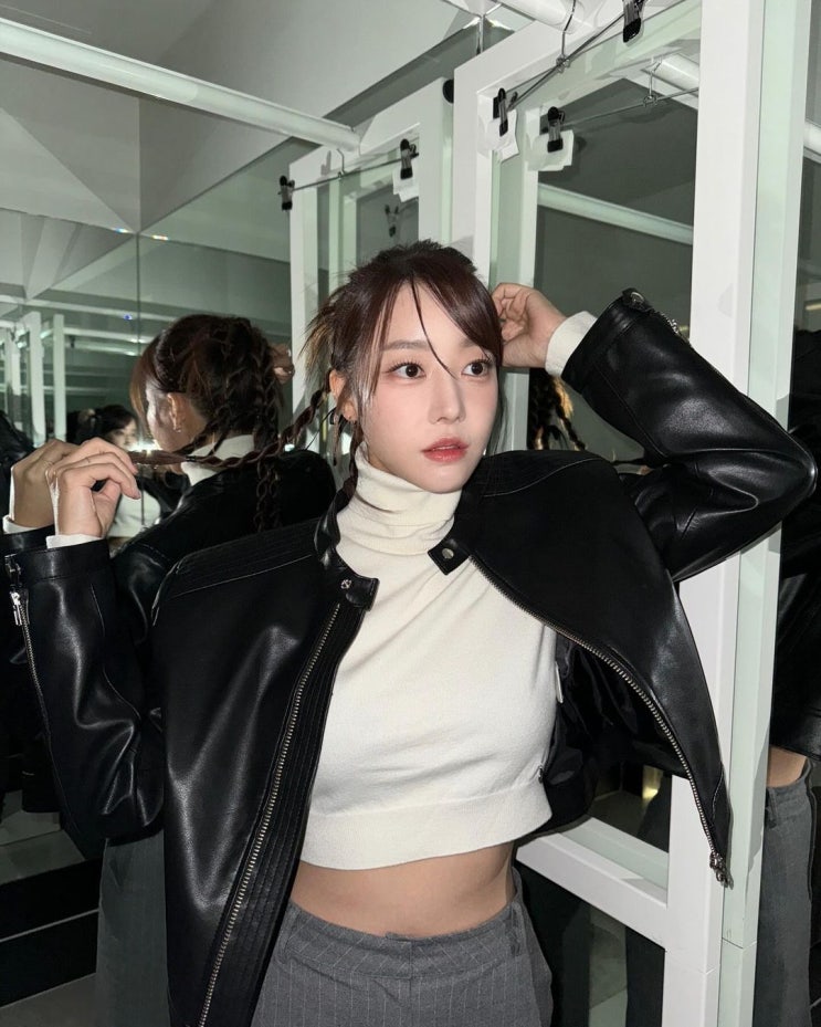  시크한 블랙의 여자 봄 아우터로 고우리가 선택한 비건레더 소재의 깔끔한 바이커 여성 가죽 자켓 코디 추천