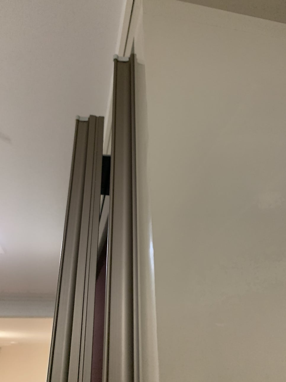 붙박이장 슬라이딩 도어가 꽉 껴서 안 움직여요