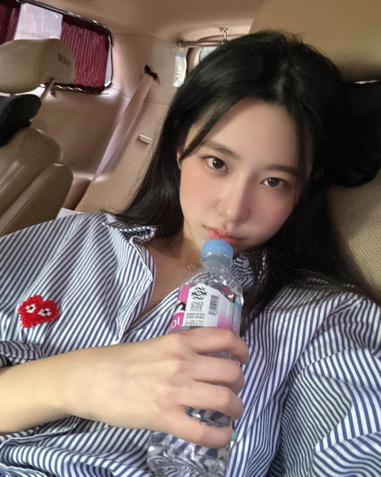  깔끔하고 단정한 무드가 깃든 여자 비즈니스 캐주얼 출근룩으로 꼼데가르송 블루 셔츠 남방 추천 w. 조현