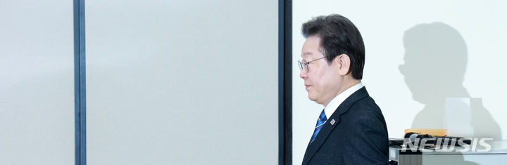 정당<b>지지율 하락세</b> · 내부 갈등 고전... 이러다 "<b>이재명</b>도 죽고... 