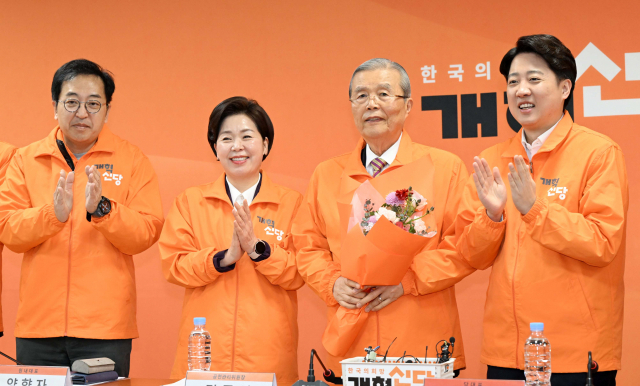<b>김종인</b> "하자없는 사람 공천…최소 <b>교섭단체</b> 되도록 노력... 
