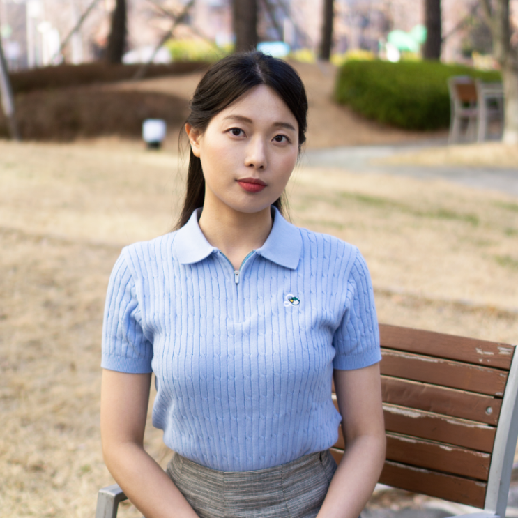  투에니스홀 반팔 니트를 활용한 프레피룩 스타일 봄 코디