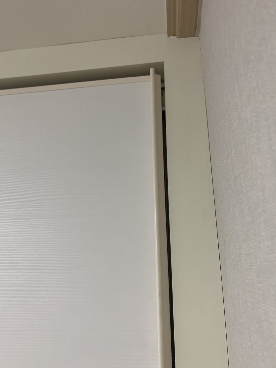 이탈된 붙박이장 슬라이딩 도어 수리 전문