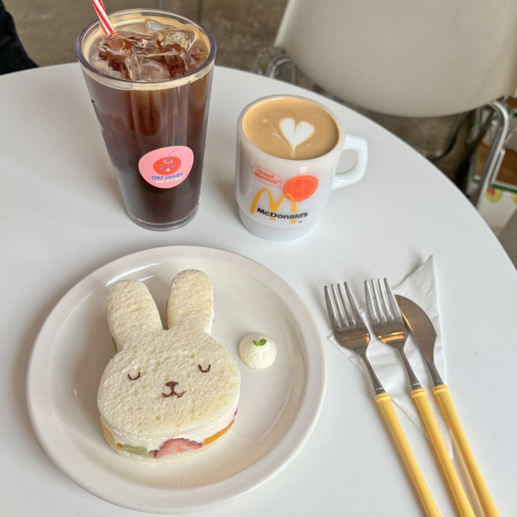 귀여운 토끼산도가 있는 홍대 연남동 카페 오랑지