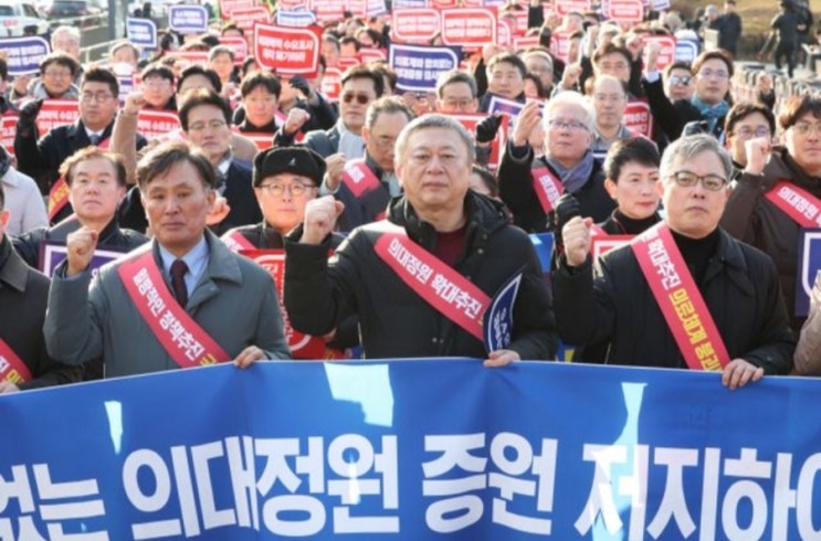 <실시간 핫이슈> "끝까지 저항"···법 위에 선 의사들 <실시간 핫이슈> "끝까지 저항"···법 위에 선 의사들