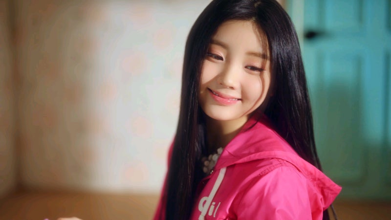 ILLIT 桌布：Yunah、Minju、Moka、Wonhee、Iroha & I'LL-IT 官方 Logo 影片公開