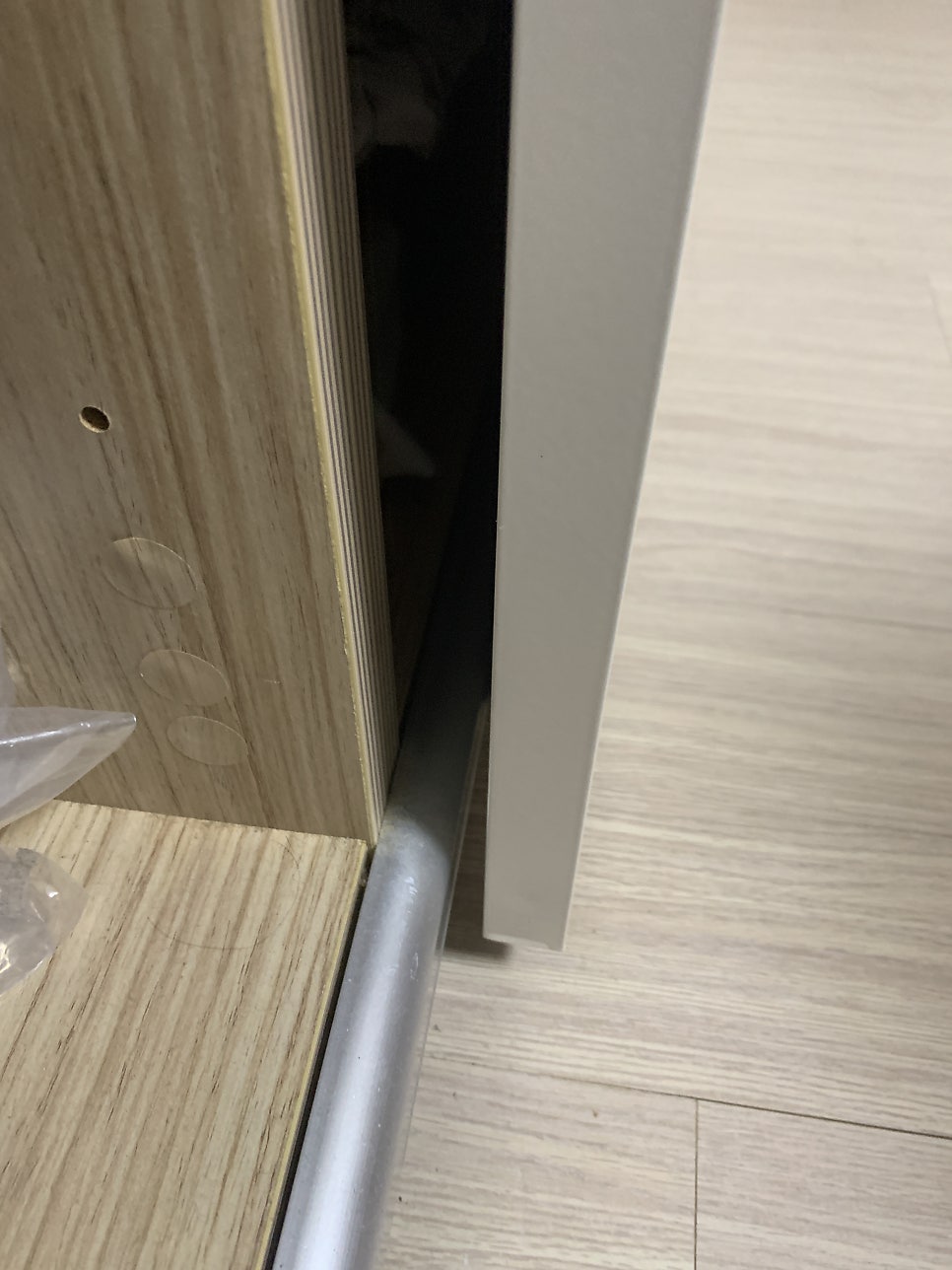 이탈된 붙박이장 슬라이딩 도어 수리 전문