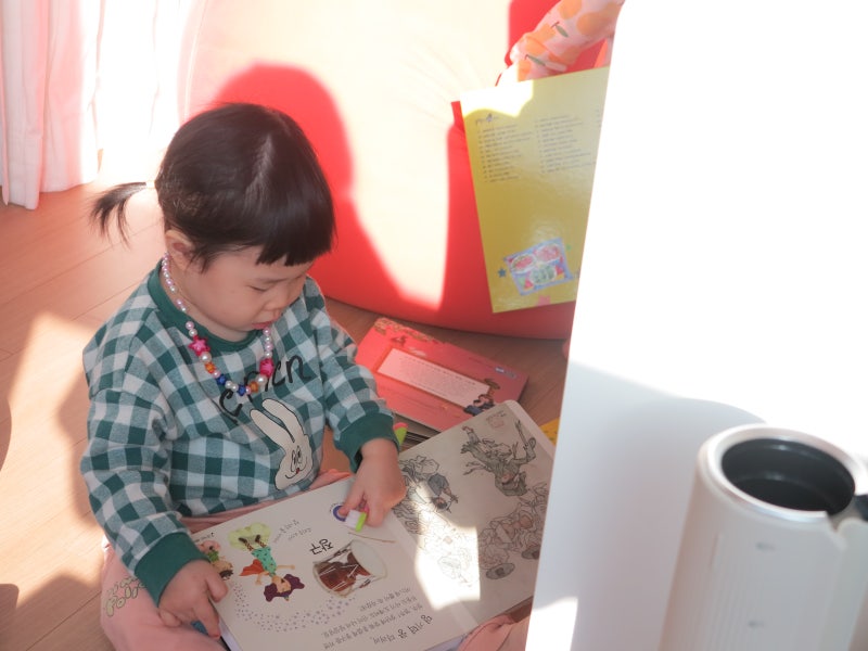 아기가 귀를 자꾸 긁어요 아기 외이도염 원인 연고 증상
