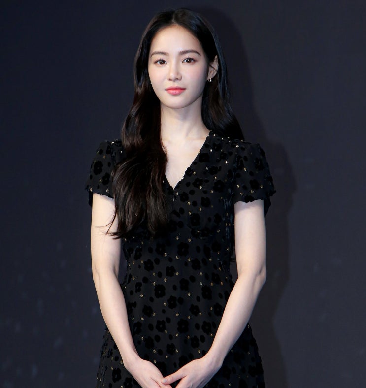 눈썹미인 디올걸 홍수주, 이재욱X이준영 디즈니플러스 드라마 로얄로더 제작발표회 속 셀린느 플라워 반팔 미니원피스 가격은?