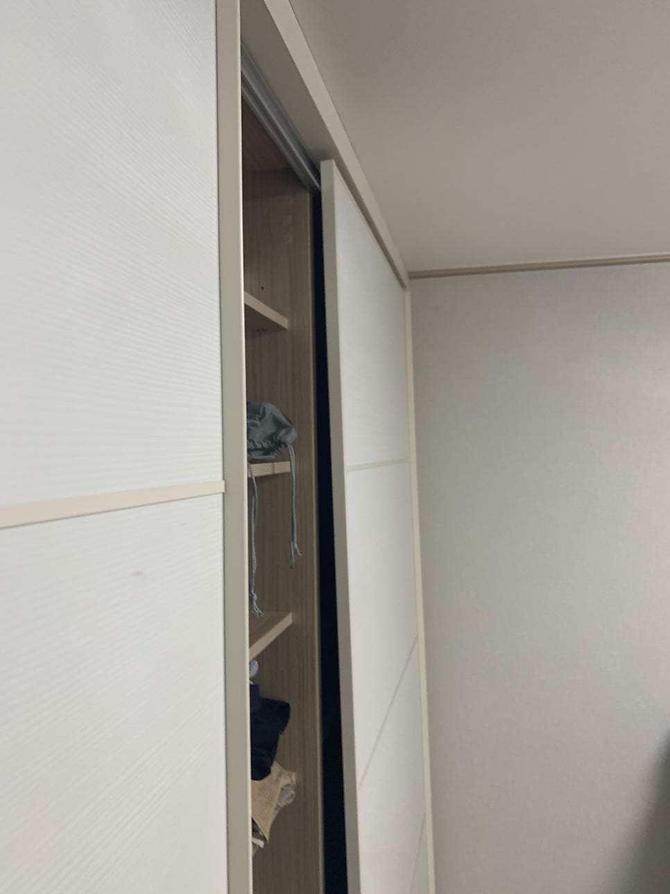 이탈된 붙박이장 슬라이딩 도어 수리 전문
