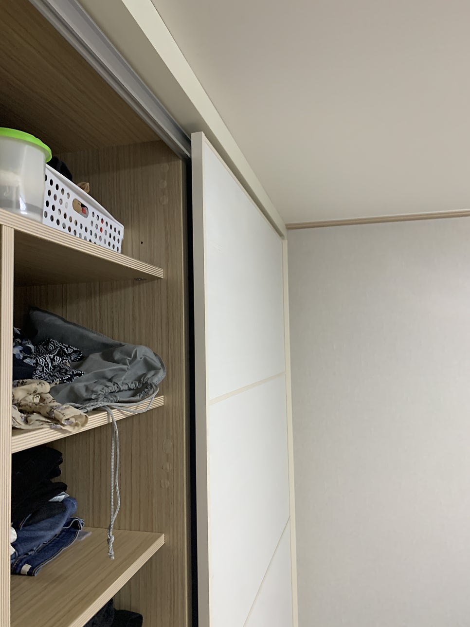 이탈된 붙박이장 슬라이딩 도어 수리 전문