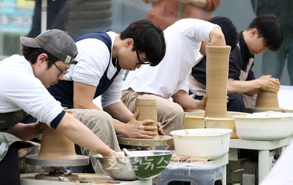 제52회 강진 청자축제 열띤 경연 펼쳐, 최고의 강진 청자 내가 만든다