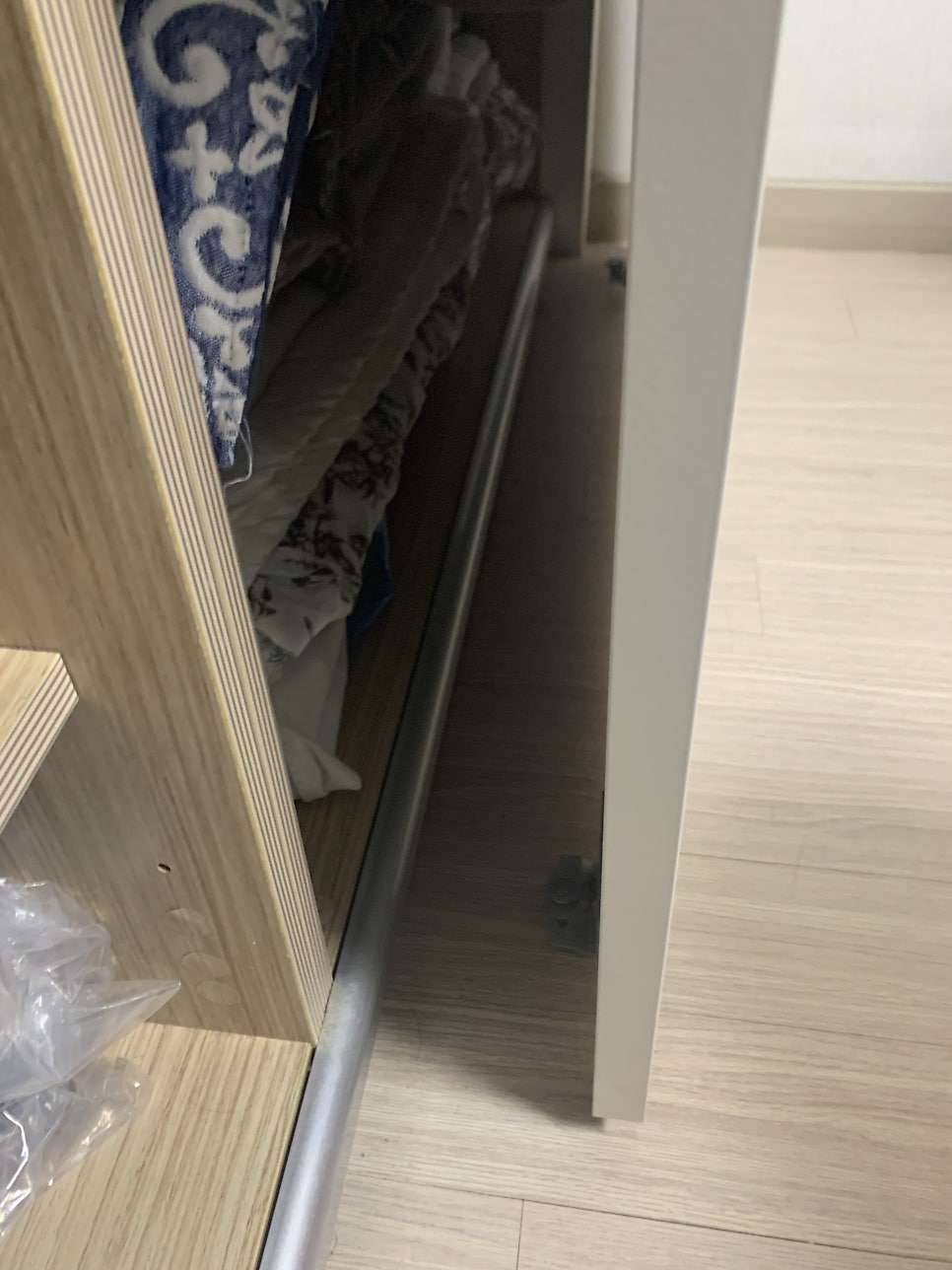 이탈된 붙박이장 슬라이딩 도어 수리 전문