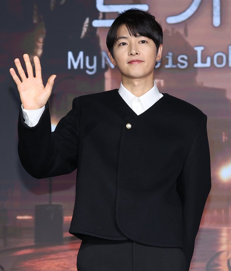 청불 등급의 높은 수위 예고한 넷플릭스 영화 로기완 제작발표회 속 귀공자 송중기, 루이비통으로 도배한 자켓 가격은? (+신발 정보)
