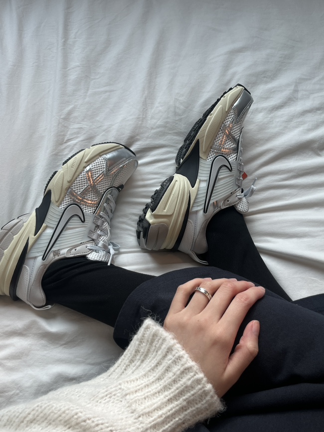  나이키 v2k 런 서밋 화이트 메탈릭 실버 240 사이즈 / nike FD0736-100 우먼스 235,240,245사이즈 비교