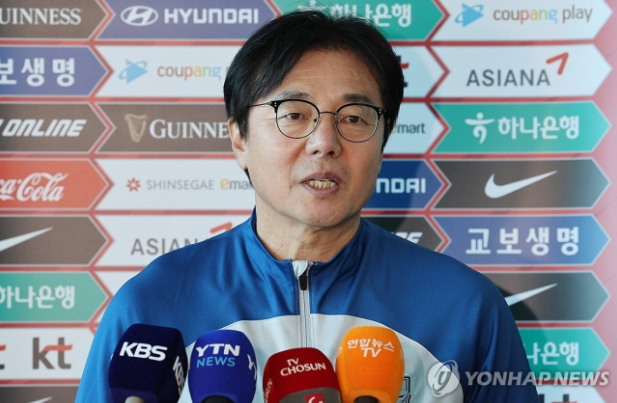 '난파선' 한국 축구대표팀 임시 선장에 <b>황선홍</b> U-23 <b>감독</b>... 