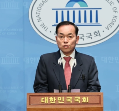<b>김윤식</b> 전 <b>시흥시장</b>, 국민의힘 입당…"완벽한 이재명 사당"