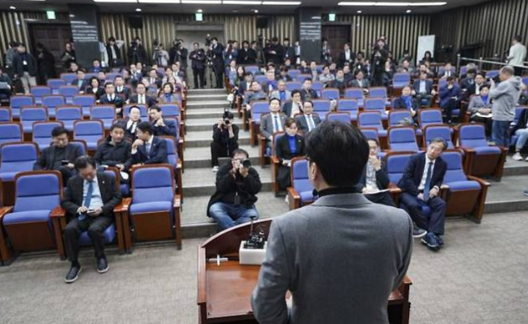 <b>임종석</b> 컷오프·고민정 사퇴·박영순 <b>탈당</b>·설훈 고별사... 