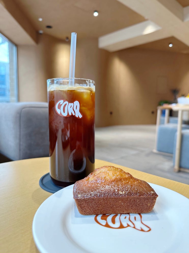  부산 사직동 카페, 휘낭시에와 커피가 매력적인 코르 CORR