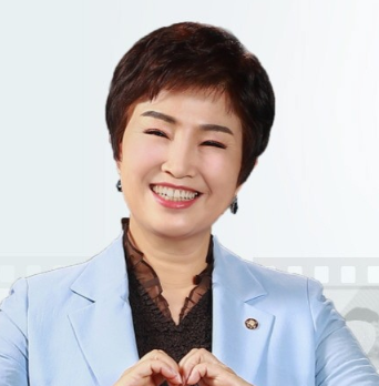 <b>전혜숙 국회의원</b>, 활발한 활동과 논란 속으로