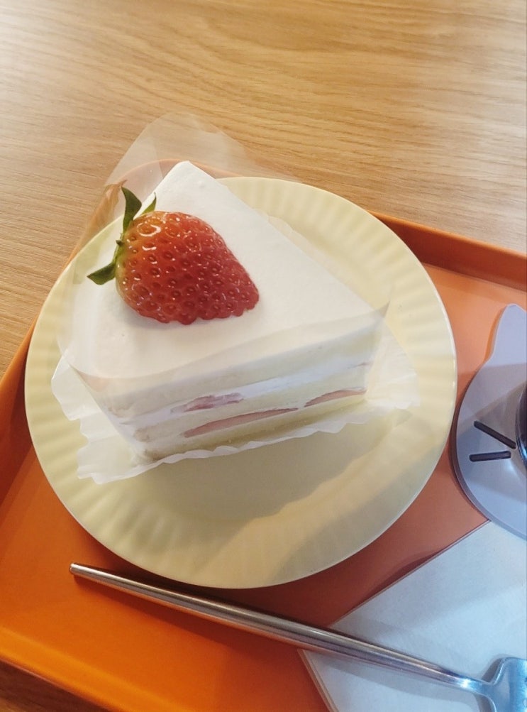  광안리맛집)딸기케익, 딸기 타르트, 후르트 산도 맛집 카페 커메인