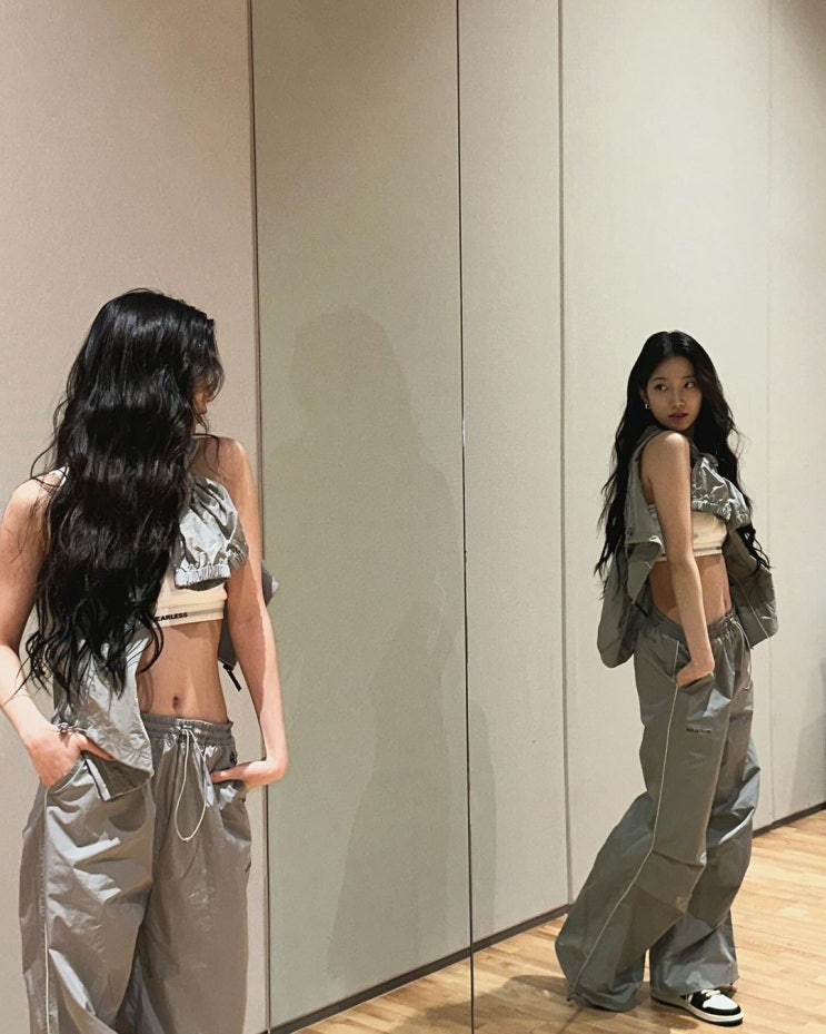 크림 리셀을 대표하는 신발로 농구화 바탕인 나이키 한정판 조던 1 x 트래비스 스캇 여자 운동화 추천 w. 카즈하