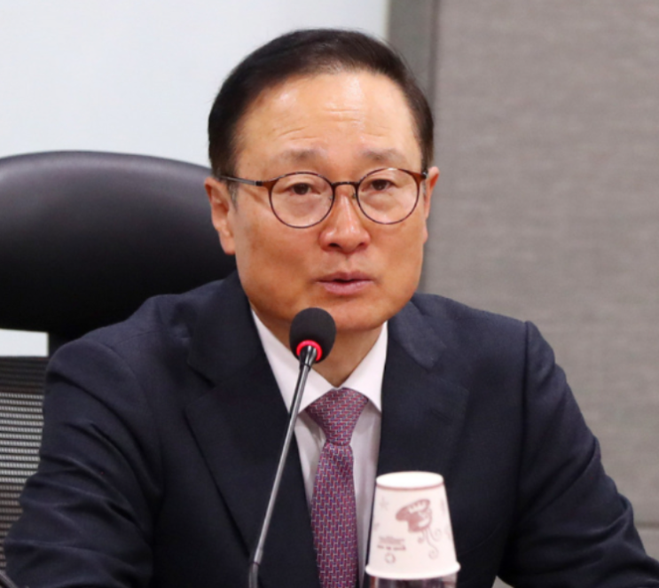 제고해 달라는 임종석에 <b>이재명</b> 입당도 탈당도 <b>자유</b>