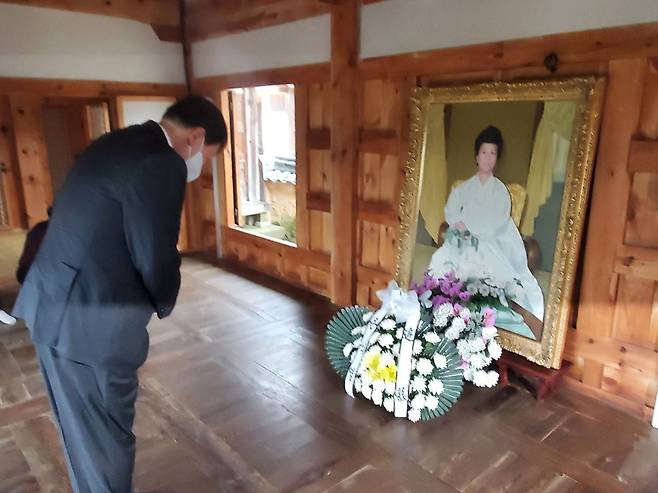 윤석열 대통령, <b>육영수 여사</b> 생가 방문…현직 대통령 처음