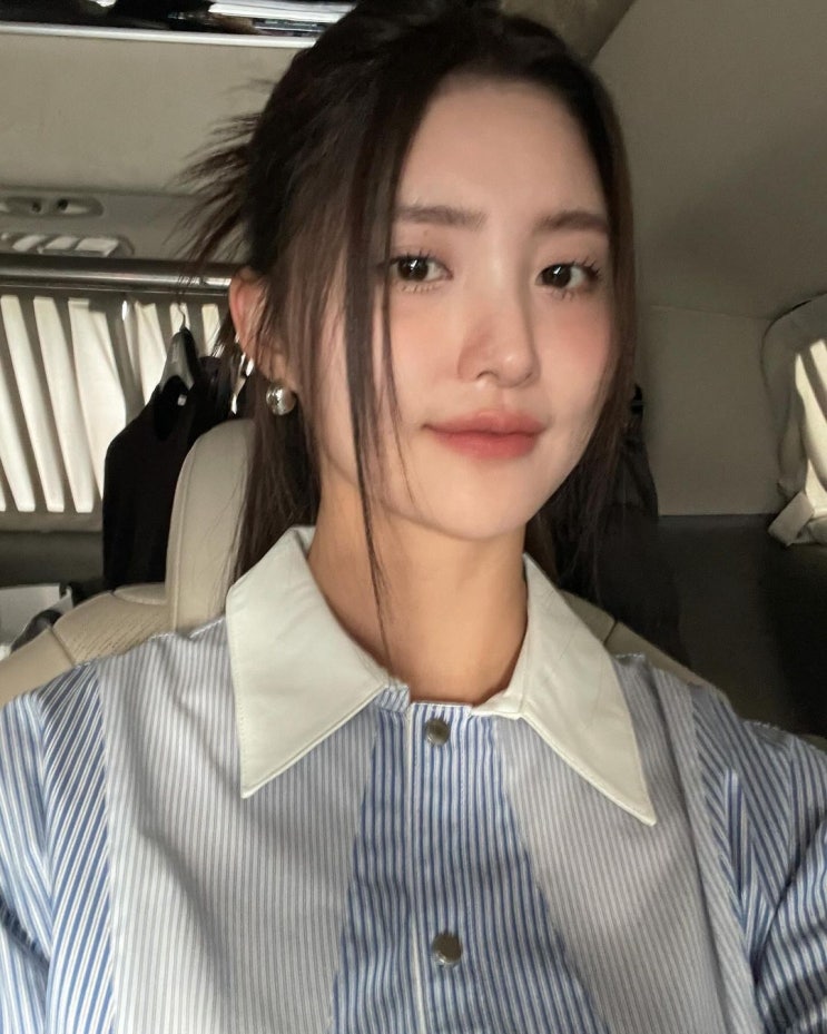  단가라 패턴의 롱 셔츠 원피스 여성 코디로 완성한 여자 봄 패션 추천 w. 정화