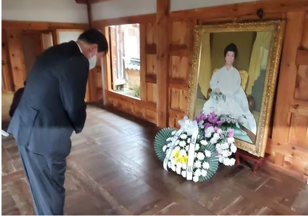 尹대통령 ‘<b>육영수 여사</b>’ 생가 방문…현직 대통령 중... 