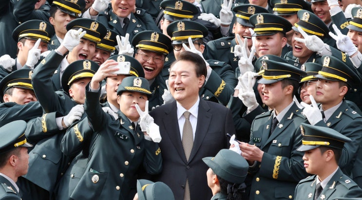 윤석열 <b>대통령</b>, 학군출신 <b>임관</b> 소위 격려