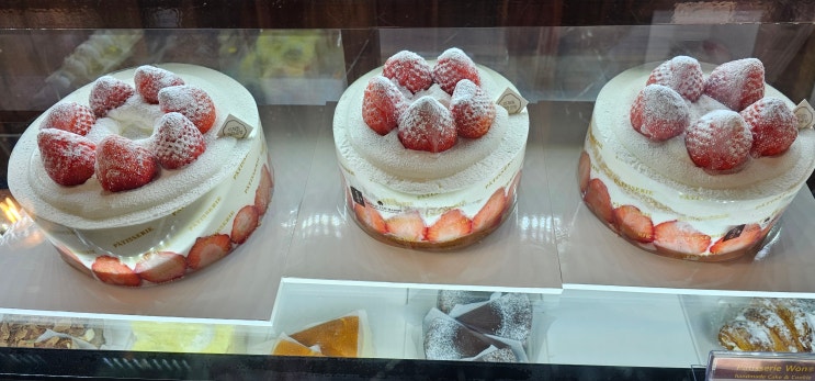 뚜벅이 경주여행(7)_경주에서 핫한 베이커리 '이재원과자공방'(딸기케이크, 클래식초코)
