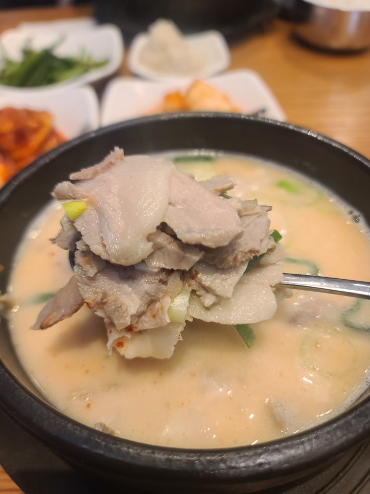  고기가 가득한 홍대국밥 맛집 돈수백 홍대직영점