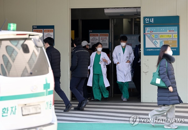복지부 "<b>이탈 전공의</b> 이틀째 줄어…전날 오전까지 <b>294명</b> 복귀"