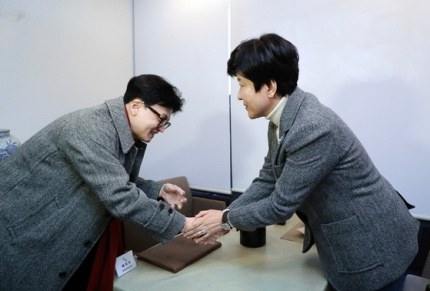 <b>한동훈</b> 만난 <b>김영주</b> "오늘 민주 탈당계 제출…늦지 않게 답하겠다"