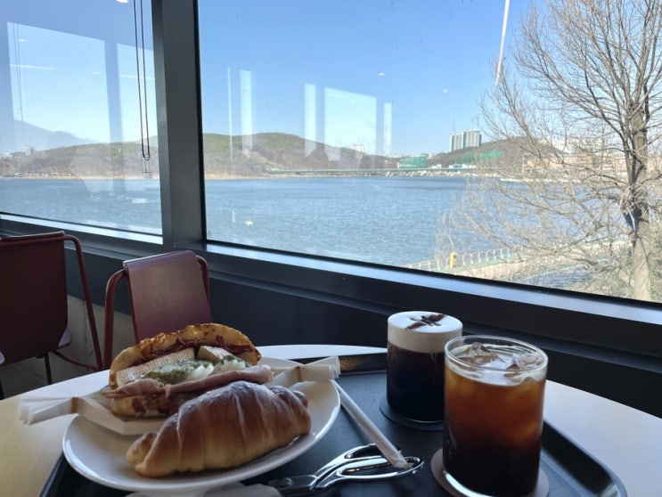  용인 기흥 호수 뷰 베이커리 대형카페 빵 맛집, 호수앉기 (주차 가능)