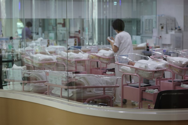 출산율 또 최저, 1년간 한국여성 취재한 BBC "문제 핵심은..."