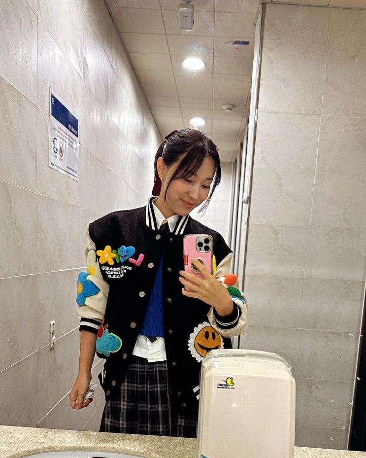  사랑스런 & 미워할 수 없는 관종 언니 이지혜의 봄 점퍼 코디는 야구 잠바 타입의 바시티 자켓