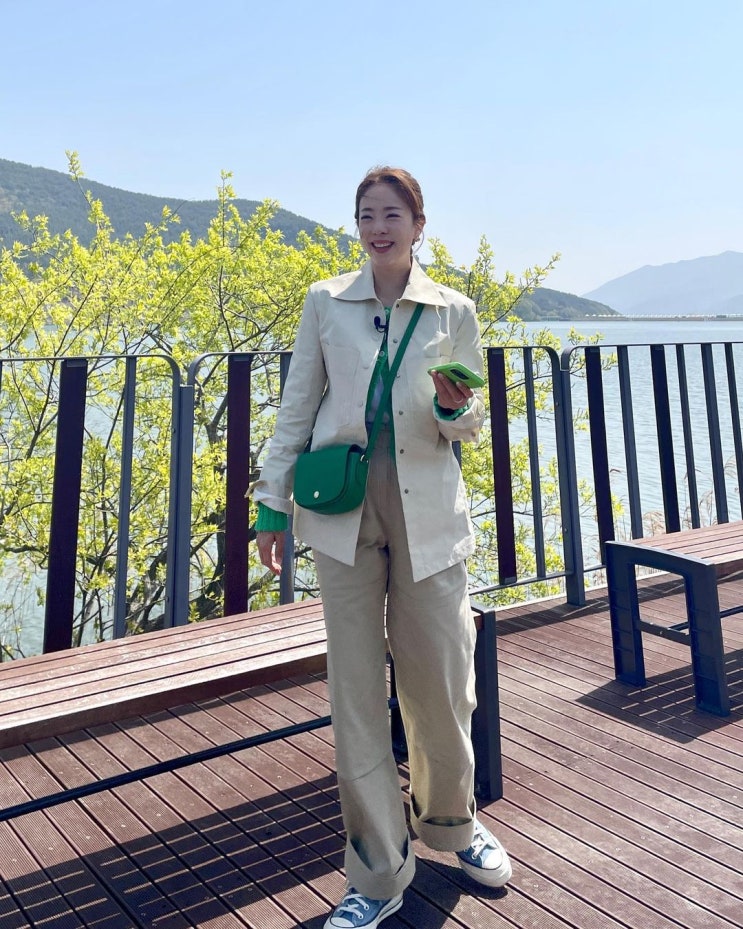  엄마들의 운동화 선택은? 캔버스 재질의 편안함과 스타일을 모두 잡은 브랜드 컨버스 척테일러 하이 w. 박은영