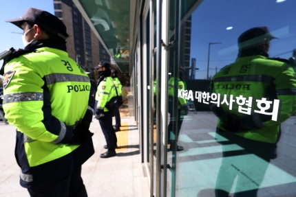 <b>경찰</b>, <b>의협</b> 집행부 수사 착수...의료법 위반 등 5명 <b>압수수색</b>