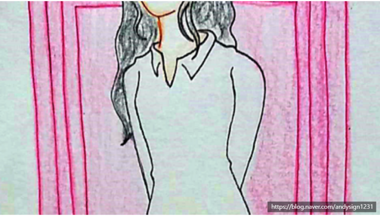 대문 앞에 서 있는 소녀를 펜과 색연필로 그린 인물화 그림 작품