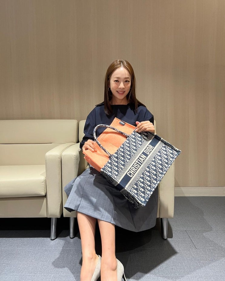  오블리크 디자인이 함께한 여자 명품 캔버스백으로 40대 엄마들의 여성 브랜드 디올 북 토트백 가방 추천 w. 박은영