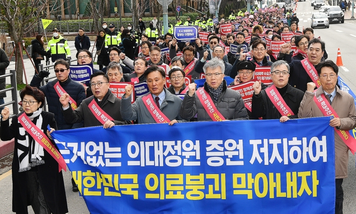 <b>경찰</b>, 의사협회 압수수색에 '정부-<b>의협</b>' 정면충돌...파국으로 가나?